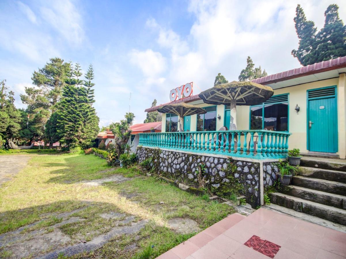 Oyo 2322 Dien Karona Hotel Berastagi Exterior foto