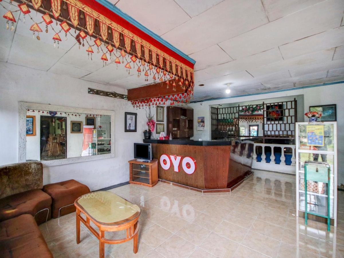 Oyo 2322 Dien Karona Hotel Berastagi Exterior foto