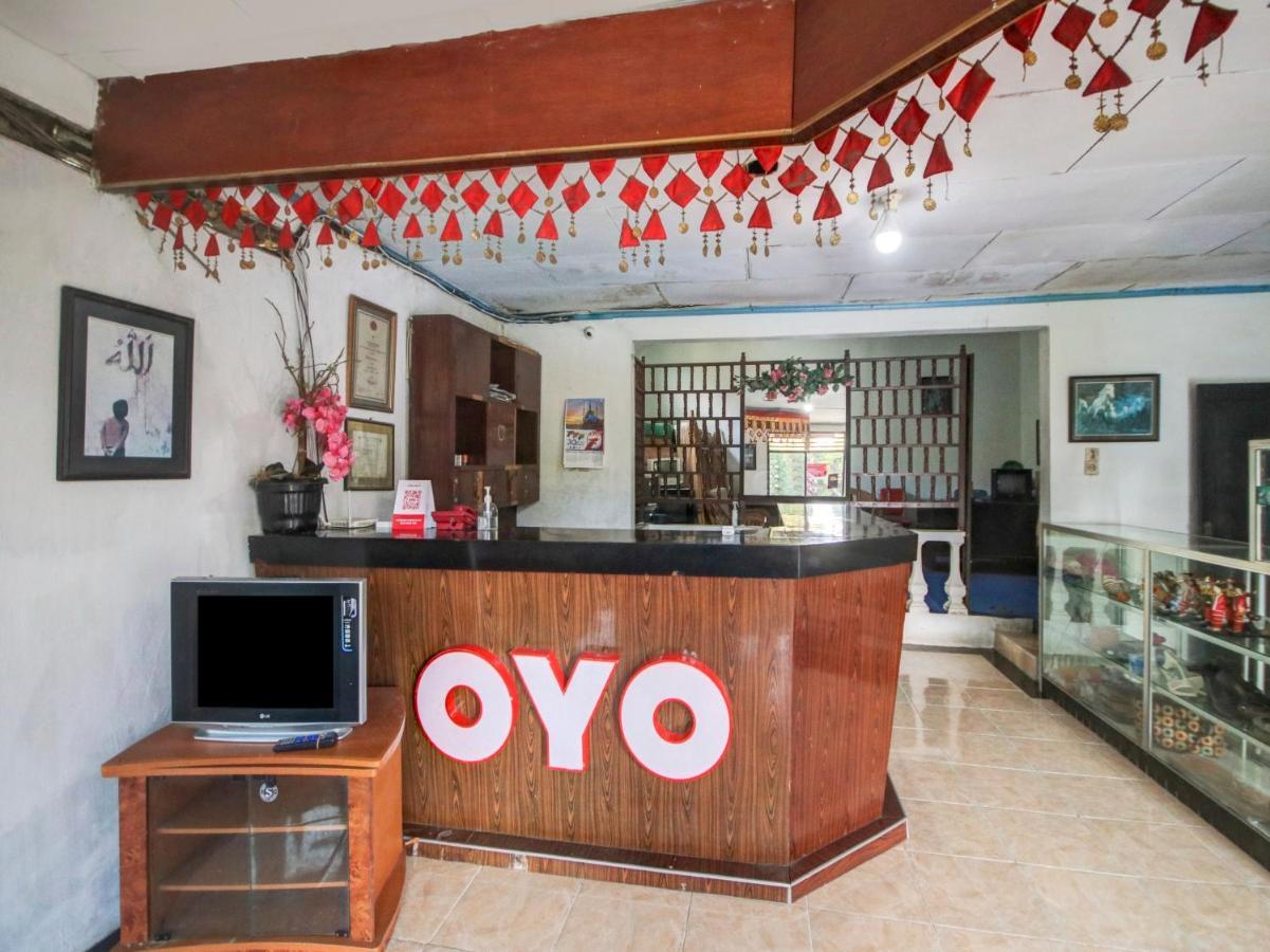 Oyo 2322 Dien Karona Hotel Berastagi Exterior foto