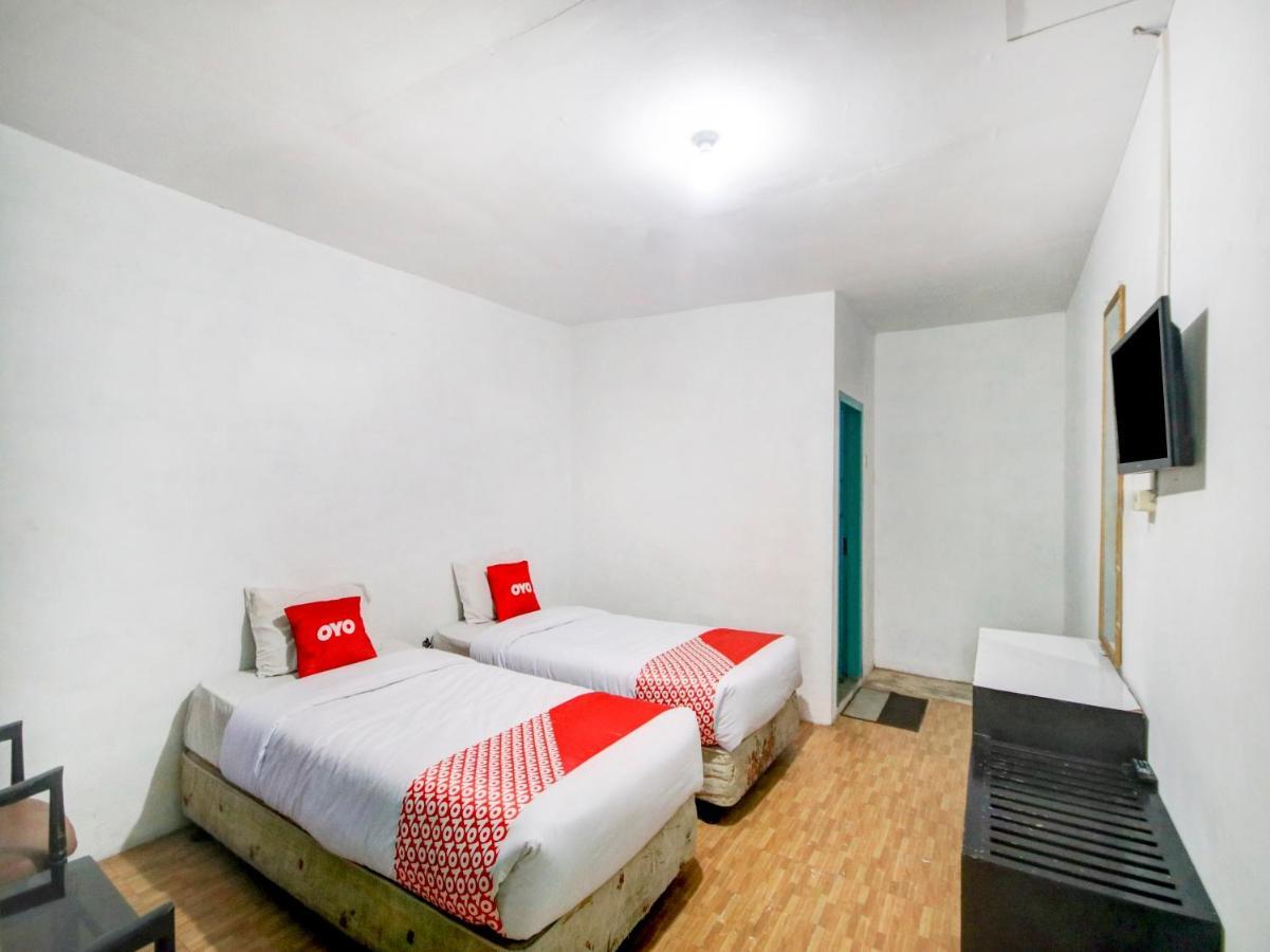 Oyo 2322 Dien Karona Hotel Berastagi Exterior foto