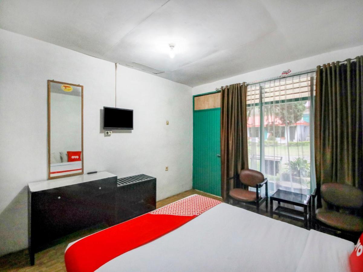 Oyo 2322 Dien Karona Hotel Berastagi Exterior foto